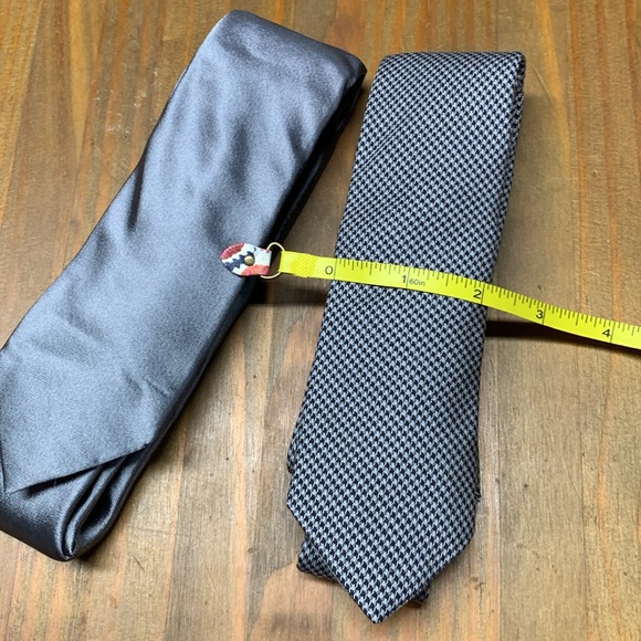 Set of 2 Silver and Houndstooth 2” Skinny Ties H&M - Picture 4 of 4